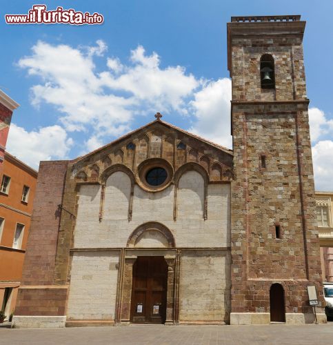 Immagine La Cattedrale di Santa Chiara a  Iglesias in Sardegna - © Kartouchken / Shutterstock.com