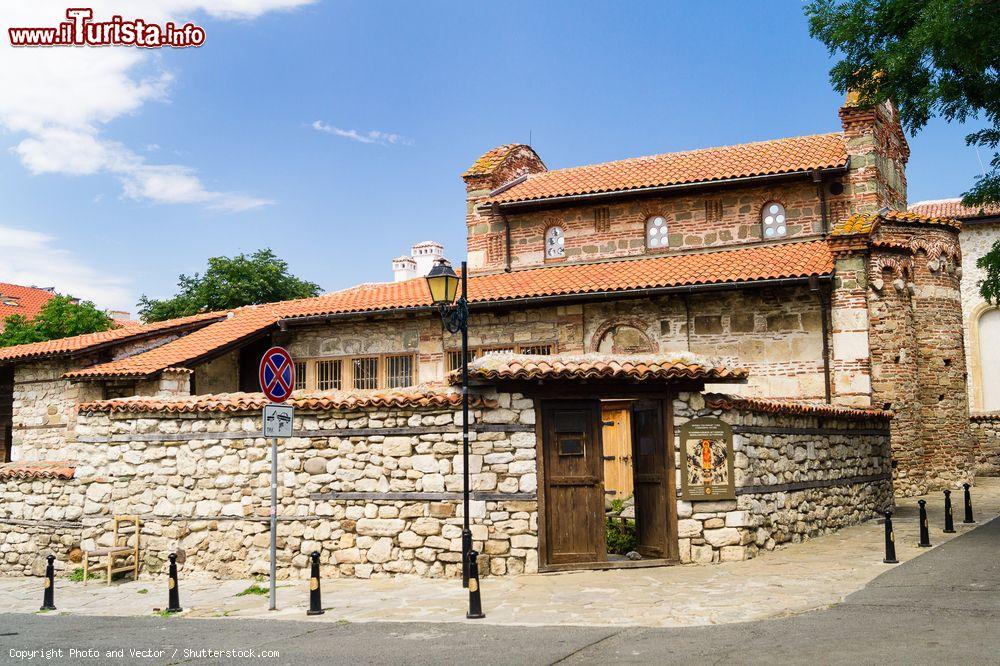 Immagine La chiesa di Sveti Stefan (Santo Stefano), in ulitsa Ribarska a Nessebar (Bulgaria), è la più visitata dai turisti - © Photo and Vector / Shutterstock.com