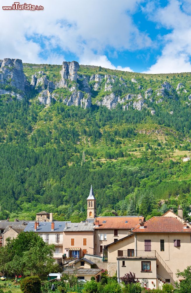 Immagine Città medievale di Florac, Francia. Le splendidie colline ricche di vegetazione e natura rigogliosa fanno da cornice a questa terra di confine dove si racchiudono storia e tradizione.