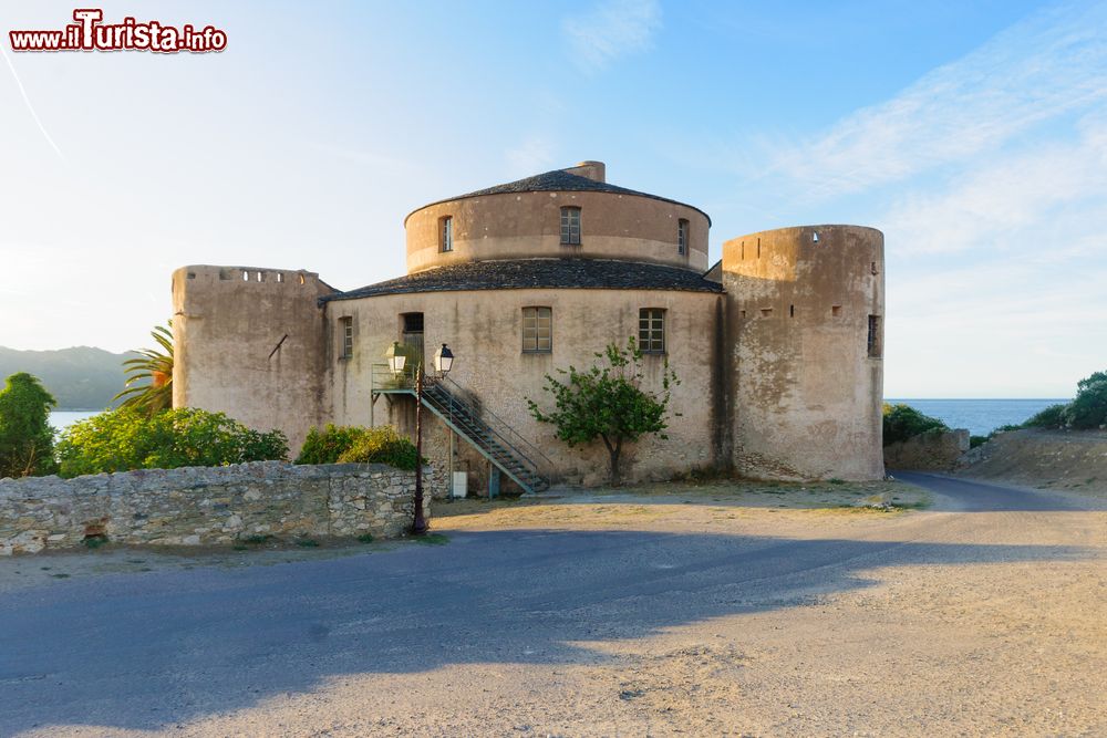 Immagine Cittadella di Saint Florent, Corsica, Francia. Cuore della città è la vecchia cittadella di origine genovese costruita con muratura color sabbia: la tonalità così esotica la fa apparire una località marocchina.