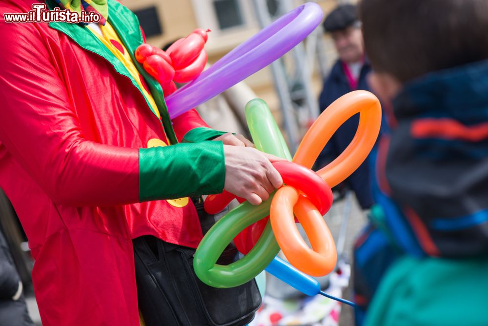 Immagine Clown in strada per festeggiare il carnevale a Finale Ligure (Savona)