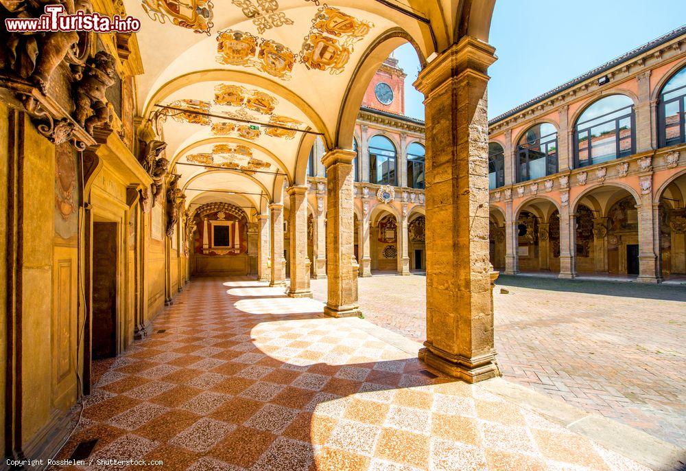 Immagine Il cortile interno dell'Archiginnasio di Bologna, Emilia Romagna. Uno degli edifici storici più importanti della città, si trova nel cuore di Bologna. Sede dell'antica università, oggi ospita la Biblioteca Comunale dell'Archiginnasio - © RossHelen / Shutterstock.com