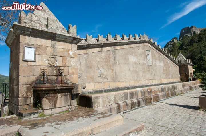 Immagine L'abbeveratoio della SS.Trinità (o Bevaio della SS.Trinità) è una delle struttuire architettoniche simbolo del piccolo borgo di Geraci Siculo.