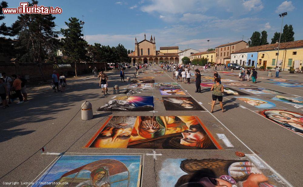 Immagine Curtatone, Lombardia e il Santuario della Beata Vergine delle Grazie con la competizione tra i Madonnari. - © Luchino / Shutterstock.com