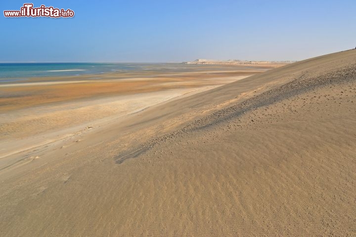 Immagine Dune Blanche, Marocco: è la duna più famosa di Dakhla e senza dubbio la più spettacolare. Qui le sfumature della sabbia e quelle del mare si mescolano come in una tavolozza di colori.