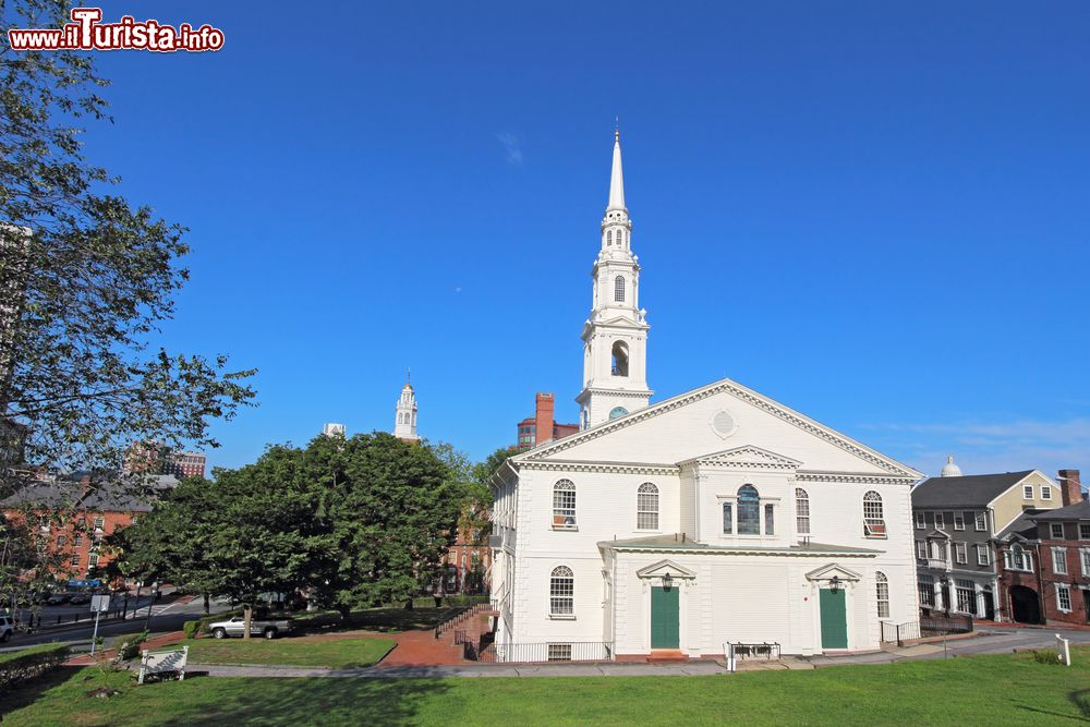 Immagine Edifici sulle colline nel downtown di Providence con skyline cittadino sullo sfondo, Stati Uniti d'America. Fondato nel 1638 dal calvinista Roger Williams, questo luogo di culto rappresenta la prima chiesa battista di tutta l'America.