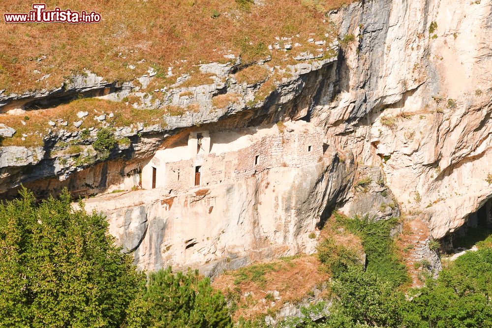 Immagine L'eremo di San Bartolomeo a Roccamorice, Abruzzo. Sorge su uno sperone roccioso di circa 50 metri a 700 metri di altitudine a poca distanza da quello di Santo Spirito. Costruito anch'esso prima dell'XI° secolo, fu restaurato dal futuro papa Celestino V° attorno al 1250.