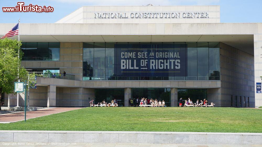 Immagine Facciata del National Constitution Center a Philadelphia, Pennsylvania (USA). Situata sull'Independence Mall, è un'istituzione apartitica e senza fini di lucro dedicata alla costituzione degli Stati Uniti - © Ritu Manoj Jethani / Shutterstock.com