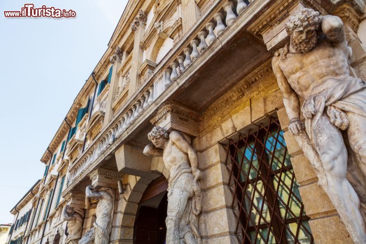 Immagine Facciata di palazzo storico in centro a Verona - Il centro di Verona è costellato di moltissimi edifici, sia civili che ecclesiastici, le cui facciate non possono fare a meno di notarsi. Complessi marmorei o sculture singole, le entrare di alcuni poli sono bellissime. Come si può vedere nell'immagine per esempio, le cui riproduzioni scultoree danno volume e alto senso artistico a tutta la struttura - © Christian Mueller / Shutterstock.com