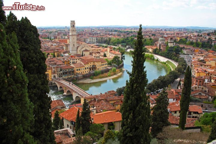 Immagine Fiume Adige e Duomo di Verona (Veneto) - A seconda di dove ci si colloca, se ci si ritrova a fotografare il fiume Adige da punti di vista diversi, si avrà sempre un risultato diverso. In questo caso l'angolazione particolare fa risplendere il Duomo che si erge con tutta la sua imponenza e attira l'attenzione su di sé ma senza risultare fastidioso - © MattiaATH / Shutterstock.com