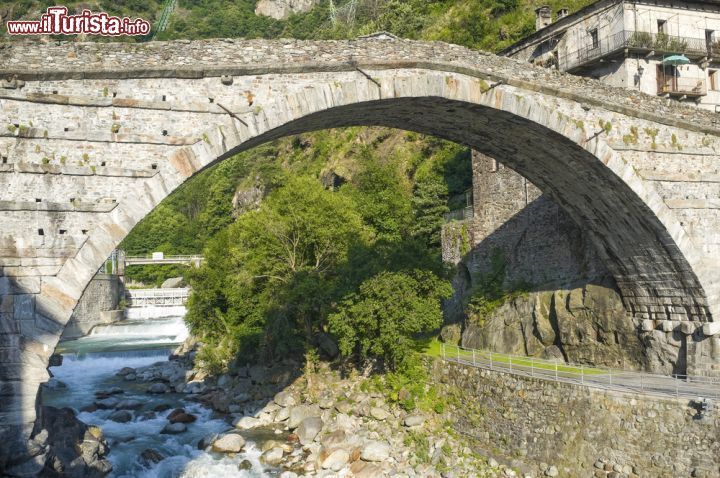 Immagine Il fiume Lys e l'arco del ponte romano in Valle d Aosta - © Claudio Giovanni Colombo  / Shutterstock.com