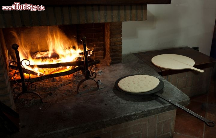 Immagine La cottura di una focaccia umbra in un agriturismo di Gubbio - © Brian S / Shutterstock.com