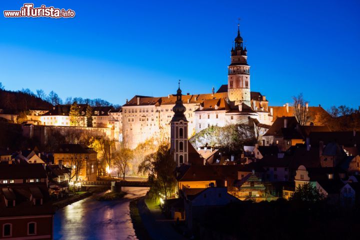 Immagine Visione notturna del castello di Cesky Krumlov, Repubblica Ceca - Cala la notte su Cesky Krumlov e le luci che illuminano il bellissimo castello medievale, donano alla città un'atmosfera di grande poesia. La torre del castello si erge in tutta la sua maestosità, sovrastando gli eleganti edifici del centro storico. - © Ventura / Shutterstock.com