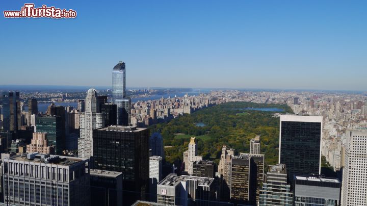 Immagine Foto panoramica di Manhattan e Central Park a New York City, Stati Uniti. Una splendida immagine dall'alto del borough di Manhattan e del grande parco situato nella Uptown di NY
