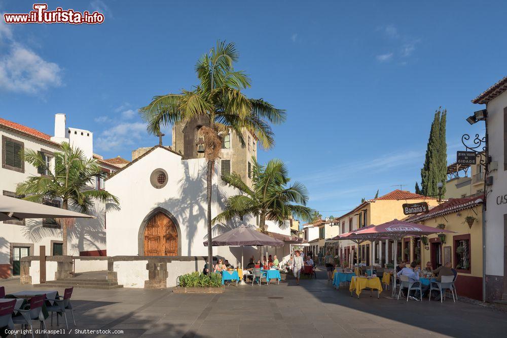 Immagine Funchal, Madeira: ristoranti pieni di turisti nella piazzetta della Capela do Corpo Santo, nella cosiddetta Zona Velha - © dinkaspell / Shutterstock.com