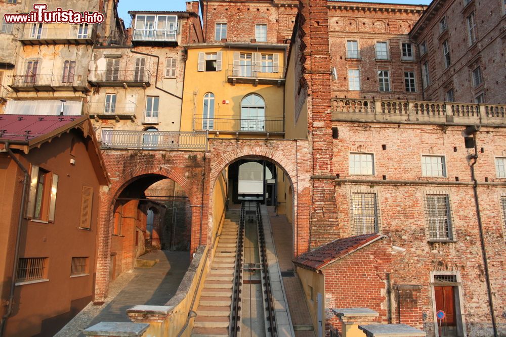 Immagine La funicolare nel centro di Mondovì, Piemonte, Italia. Costruito nel 1886 per collegare il quartiere di Breo e quello di Piazza, questo impianto ha funzionato ininterrottamente sino al 1975. Nel 2006 la funicolare è stata ricostruita e nuovamente inaugurata.