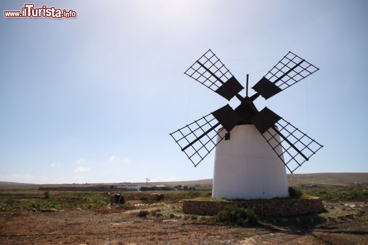 Immagine Ilanos de la Concepcion, Fuerteventura, Spagna - Un mulino a vento che si erge in modo così convincente sul panorama circostante non si trova in Olanda ma a pochi chilometri da Puerto del Rosario nelle Canarie. Isolato, convincente, maestoso, si lascia guardare con tutta la sua grazia ed eleganza. Qui si narra della famosa casa in costruzione e si dice che questa parte sia stata dedicata al magazzino.