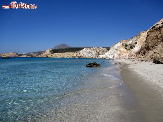 Immagine Fyriplaka, Milos, Grecia: l'immagine parla da sola. Il colore dell'acqua e quello delle rocce creano un paesaggio stupendo e ideale per godersi una giornata di relax.