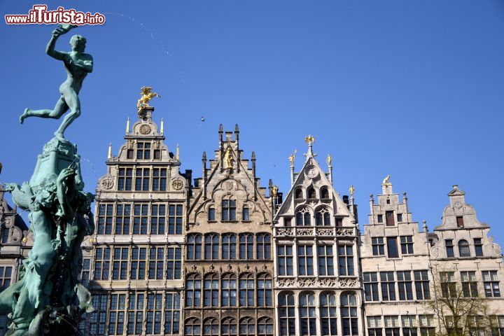 Immagine Grote Markt, Anversa: i tetti a gradoni dei palazzi sulla piazza principale e la statua di Silvius Brabo intento a gettare la mano del gigante, secondo la leggenda che narra l'origne del nome Antwerpen.