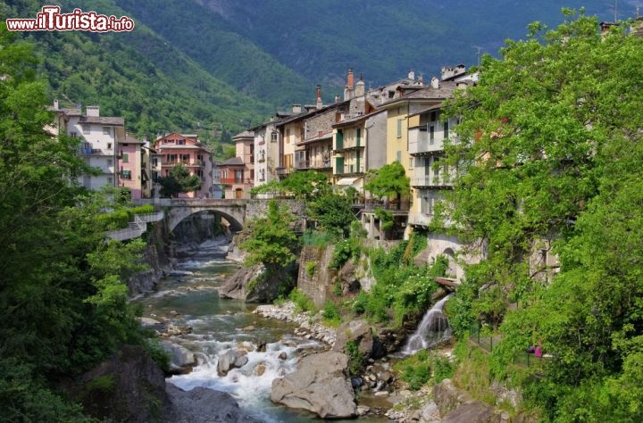 Immagine Il borgo di Chiavenna, in Lombardia, sul fiume Mera. In passato questa località fu un importante centro strategico nel cuore della Rezia sulla strada fra la Pianura Padana e il bacino del Reno; oggi è un noto luogo turistico grazie soprattutto ai suoi crotti, le tipiche cavità naturali delle regioni montuose delle Alpi - © LianeM / Shutterstock.com