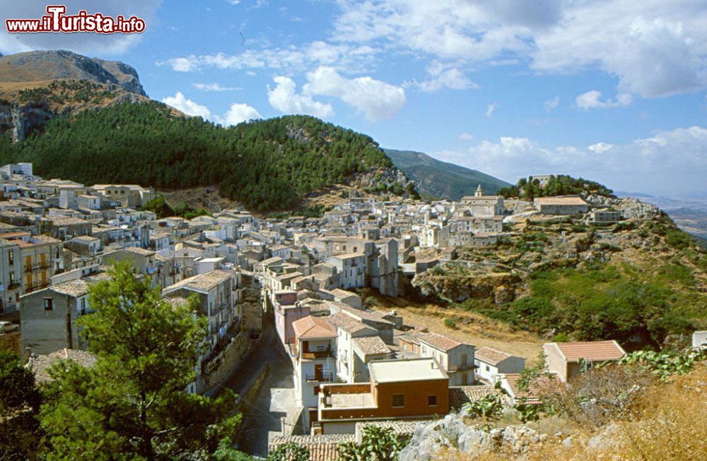 Immagine Il borgo di Gratteri sulle Madonie in Sicilia  - © Carlo Columba -  CC BY-SA 2.5 it, Wikipedia