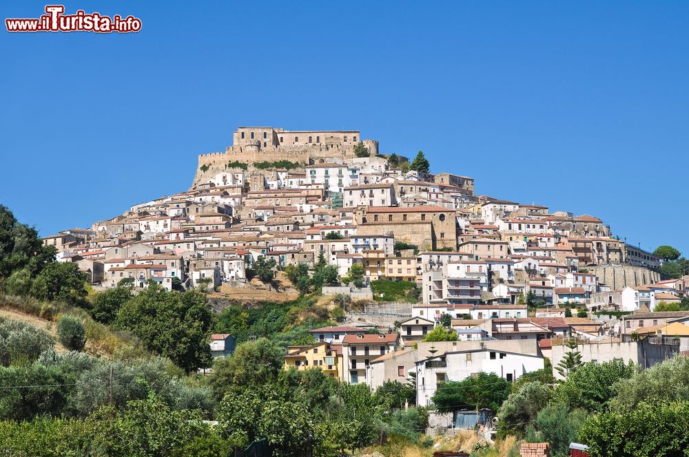 Immagine Il borgo di Rocca Imperiale conta circa 3.306 abitanti e si trova in provincia di Cosenza (Calabria), al confine con la Basilicata.