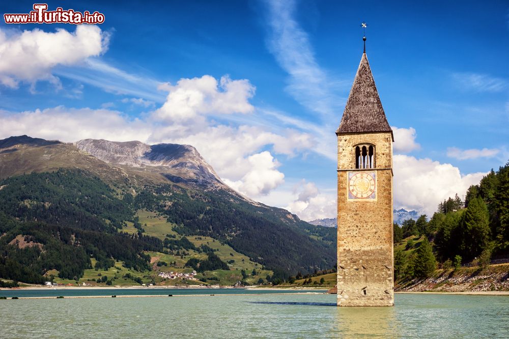 Immagine Il campanile di Curon Venosta dentro al lago di Resia, Trentino Alto Adige. Svetta dalle acque del lago e si presenta come attrazione turistica. In inverno, quando il lago è gelato, si può raggiungere il campanile a piedi.