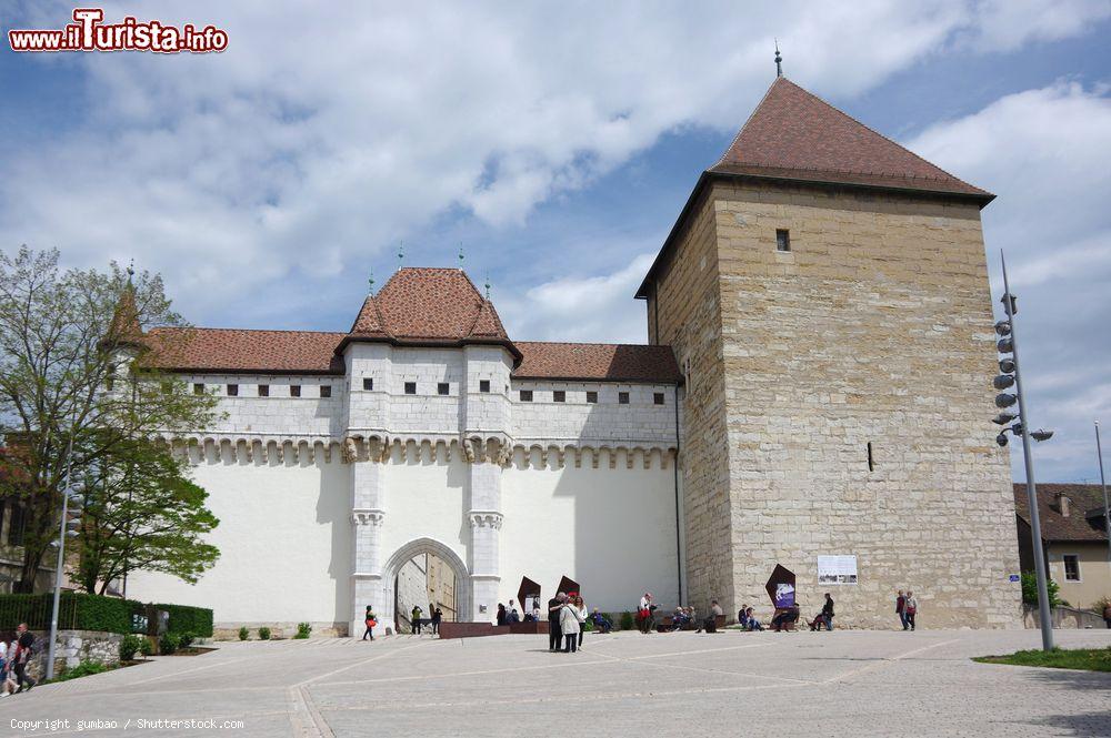 Immagine Il castello di Annecy nel centro città, Francia. Costruito come residenza per i conti di Ginevra dal XIII° al XVI° secolo, venne in seguito danneggiato da un incendio e abbandonato. Trasformato in caserma, fu poi acquistato dalla città dopo la Seconda Guerra Mondiale e riportato al suo antico splendore - © gumbao / Shutterstock.com