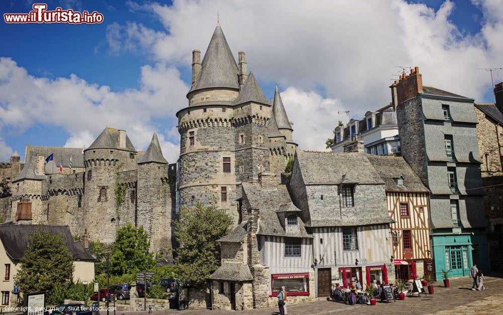 Immagine Il castello e le antiche case del centro di Vitrè in Bretagna - © gary yim / Shutterstock.com