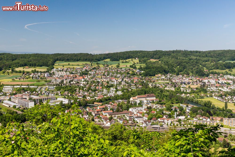 Immagine Il centro abitato di Brugg (Svizzera) immerso nella natura. Un tempo località di riferimento della dinastia degli Asburgo, oggi è una graziosa destinazione turistica di 11 mila abitanti.