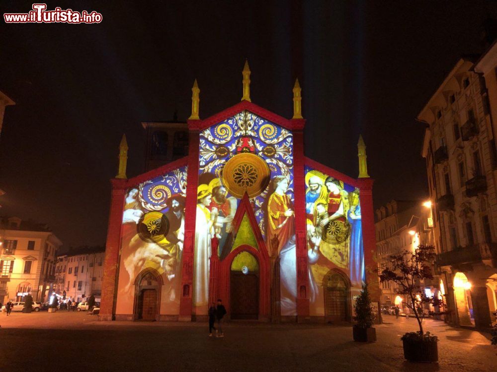 Immagine il Duomo di Pinerolo con le proiezioni sulla facciata durante il periodo del Natale