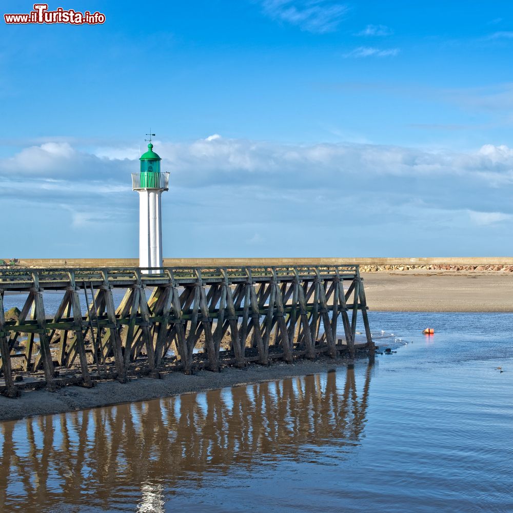 Immagine Il faro di Trouville-sur-Mer (Francia) presso la foce del fiume Touques.