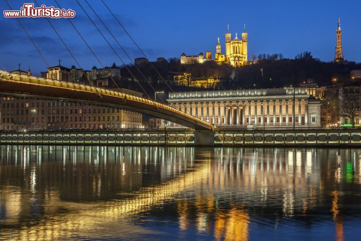 Immagine Il fiume Saona illuminato di notte a Lione, Francia. Lungo il suo corso questo fiume attraversa 205 Comuni fra cui Lione, nel dipartimento del Rodano - © prochasson frederic / Shutterstock.com