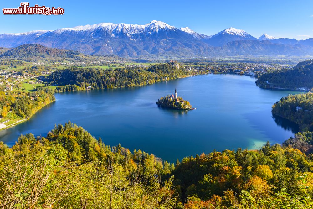 Immagine Il lago di Bled fotografato dal monte Osojnica in Slovenia