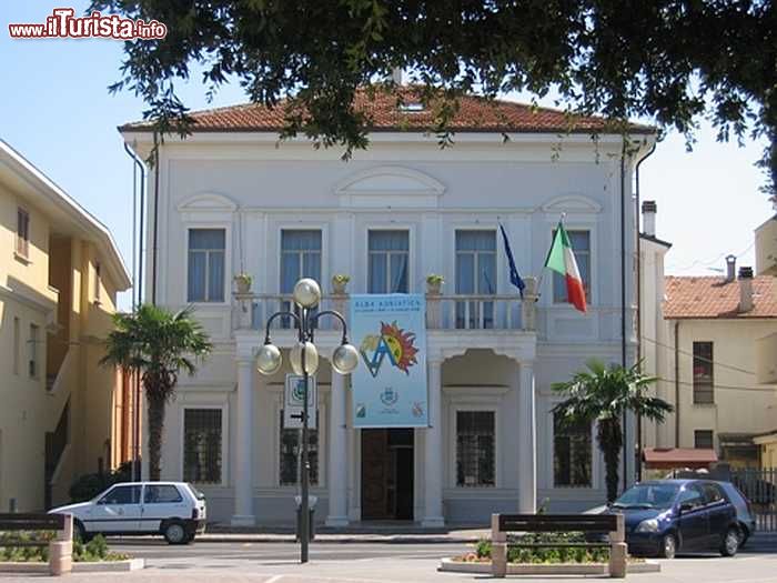 Immagine Il municipio di Alba Adriatica (Abruzzo) - © Wikipedia