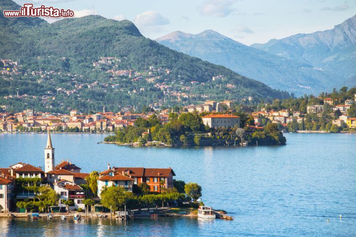 Immagine Il panorama dell'Isola dei Pescatori e l'Isola Madre fotografato dalla costa occidentale del Lago Maggiore, tra Stresa e Baveno - © Mostovyi Sergii Igorevich / Shutterstock.com