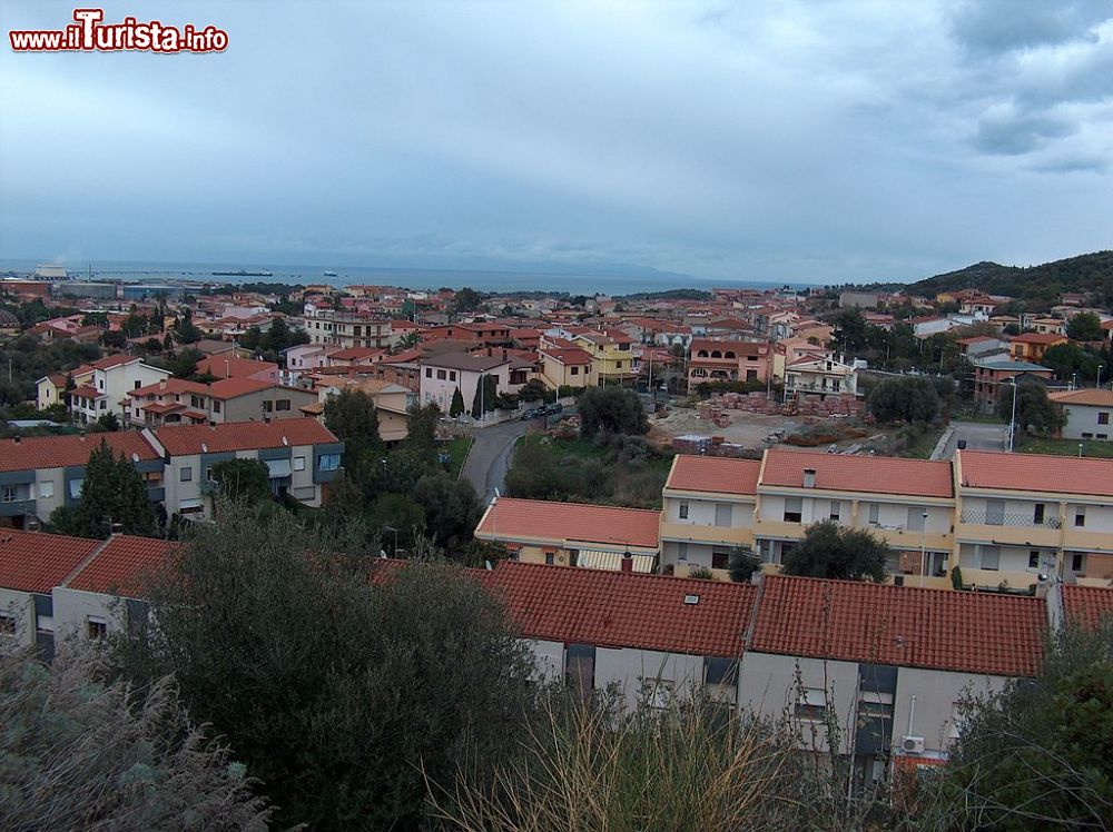 Immagine Il panorama di Sarroch in Sardegna - © Giancarlo Dessì, CC BY-SA 3.0, Wikipedia