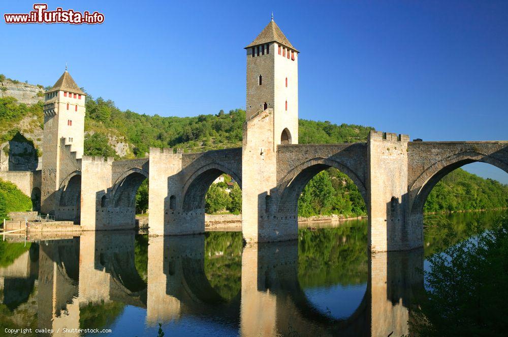 Immagine Il pittoresco ponte Valentré sul fiume Lot a Cahors, Francia, in estate. Chiamato anche ponte del Diavolo, venne costruito nel XIV° secolo per collegare le due sponde del fiume Lot - © cwales / Shutterstock.com