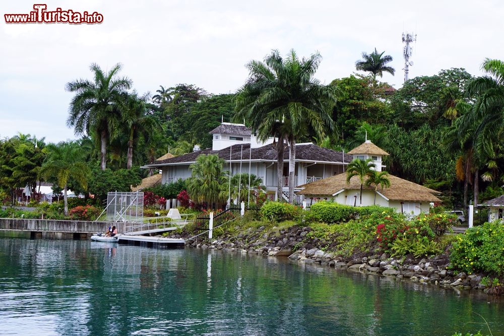 Immagine Il porto Errol Flynn Marina a Port Antonio, Giamaica. Questa località giamaicana è stata resa famosa dall'attore e regista Errol Flynn: fu proprio lui infatti a comprare quest'isola privata e a costruirvi una dimora in cui era solito invitare ospiti e amici. La perse però durante una partita d'azzardo.