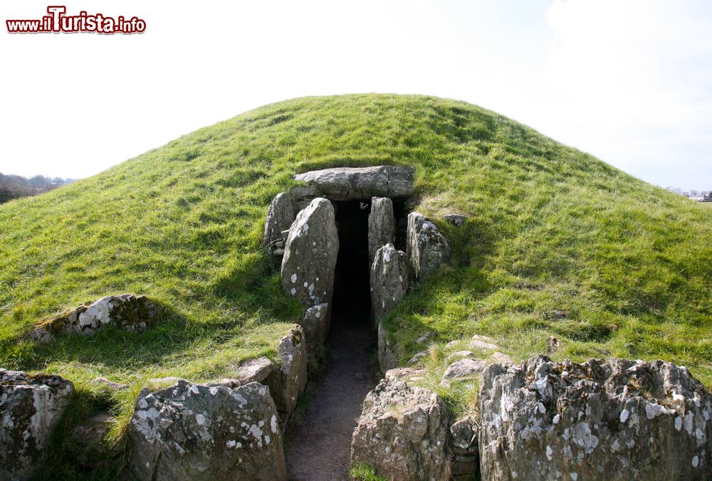 Immagine Il sito presitorico di Bryn Celli Ddu a Anglesey, Galles, UK. Saccheggiato nel 1699, questo luogo venne riportato alla luce fra il 1928 e il 1929.