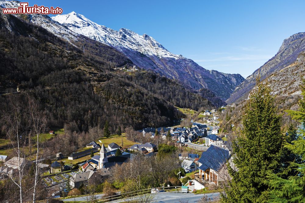 Immagine Il villaggio di Gedre e la valle di Gavarnie, Pirenei, Francia. Nel gennaio 2016 Gedre e Gavarnie sono stati fusi per formare il nuovo Comune di Gavarnie-Gedre.