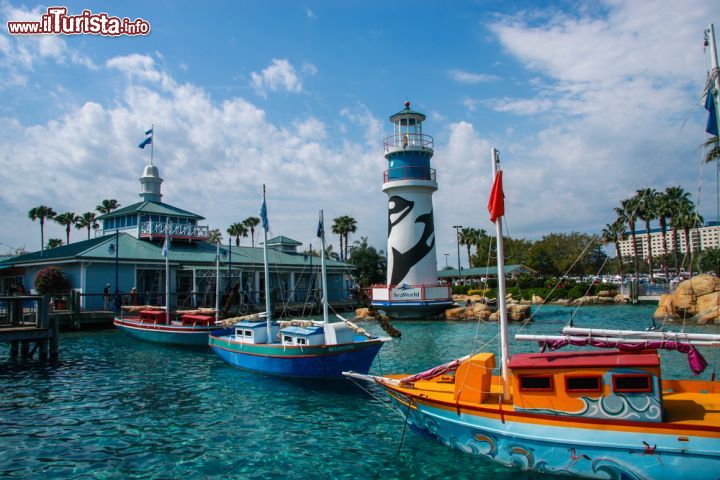 Immagine Ingresso al parco avventura Sea World a Orlando, Florida - La caratteristica entrata al parco Sea World della città di Orlando, area nata dall'abbinamento fra animali marini e  attrazioni mozzafiato © drserg / Shutterstock.com