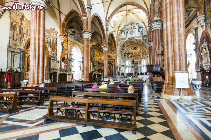 Immagine Interno della Basilica di San Zeno a Verona - L'intero edificio ecclesiastico richiama l'arte romanica in ogni suo aspetto. In modo particolare l'interno della Basilica di S. Zeno ospita un manufatto importantissimo del noto artista Andrea Mantegna. Inoltre, le imponenti colonne e l'altezza importante, fan sì che la scenografia sia decisamente sontuosa, così come il pavimento in marmo - © Jorg Hackemann / Shutterstock.com