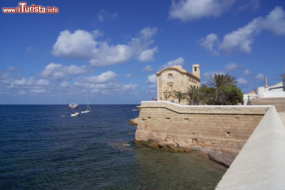 Immagine L'isola di Tabarca, conosciuta anche come Nueva Tabarca e Isla Plana, Spagna. Sorge nei pressi della città di Santa Pola, nella provincia di Alicante.