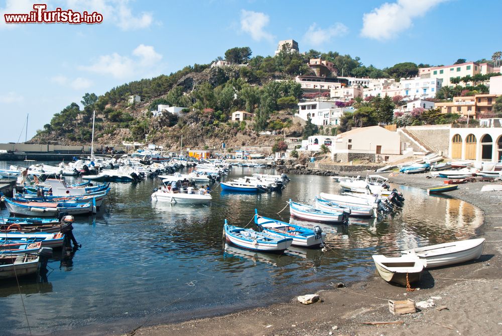 Immagine La baia e porticciolo di Cala Santa Maria, Isola di Ustica, Sicilia