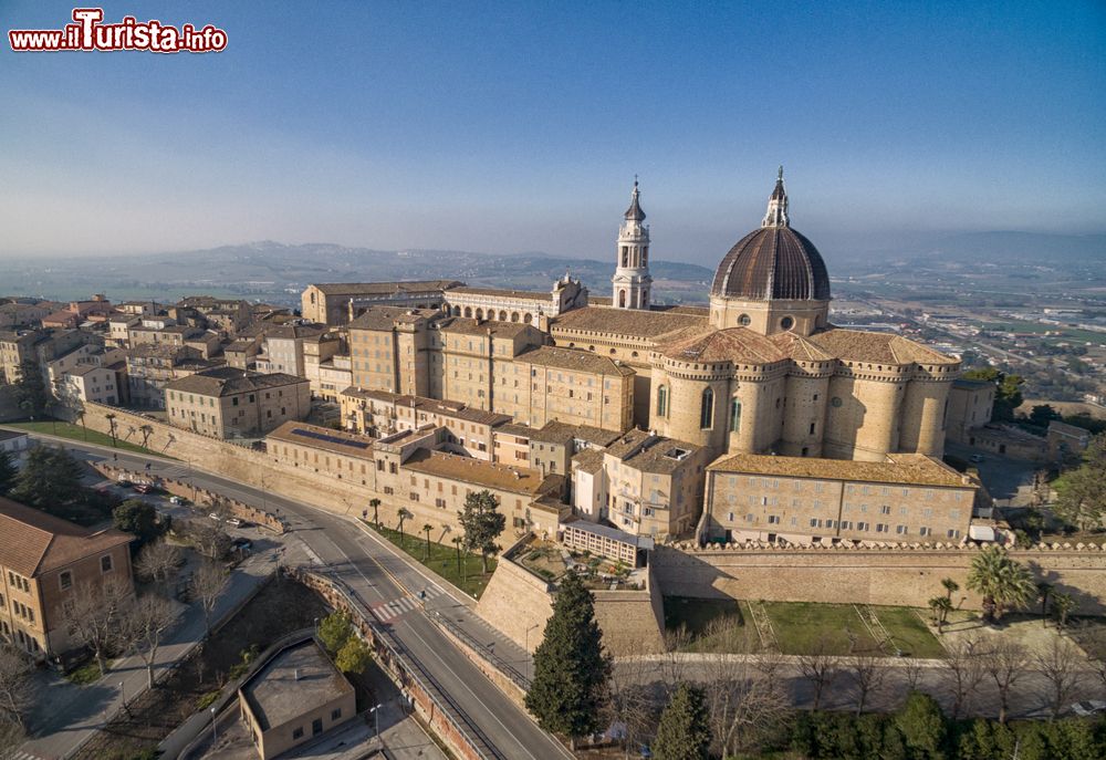 Immagine La Basilica della Santa Casa di Loreto nelle Marche, meta di Pellegrinaggi da tutta Italia