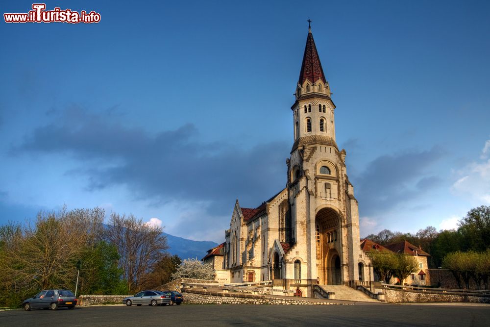 Immagine La Basilica della Visitazione a Annecy, Francia. Questo edificio sacro si presenta con pianta a croce latina e ospita al suo interno le spoglie di Francesco di Sales e Jeanne de Chantal. L'attuale chiesa venne costruita fra il 1909 e i 1930.