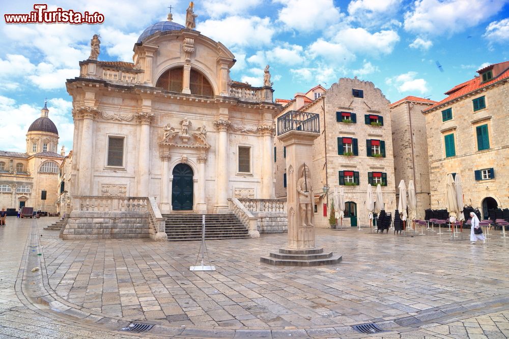 Immagine La chiesa barocca di San Biagio nel centro di Dubrovnik (Croazia) in una giornata nuvolosa. All'edificio religioso, costruito fra il 1706 e il 1714, si accede tramite una scalinata. All'interno, sull'altare maggiore si trova una statua in argento e oro del santo, unica opera d'arte sopravvissuta a un incendio.