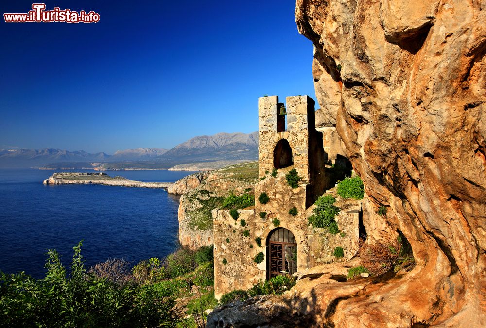 Immagine La chiesa bizantina di Agitra (nota anche come "Panagia Odigitria") con Capo Tigani sullo sfondo, Grecia. Siamo nella prefettura di Lakonia.