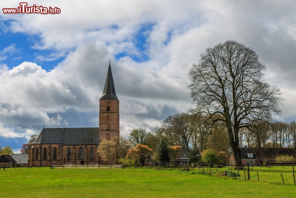 Immagine La chiesa di San Giacomo nella città di Rolde, Paesi Bassi. Questo storico edificio medievale, situato al centro del vecchio villaggio e immerso nella natura, venne costruito in stile gotico nel XV° secolo.